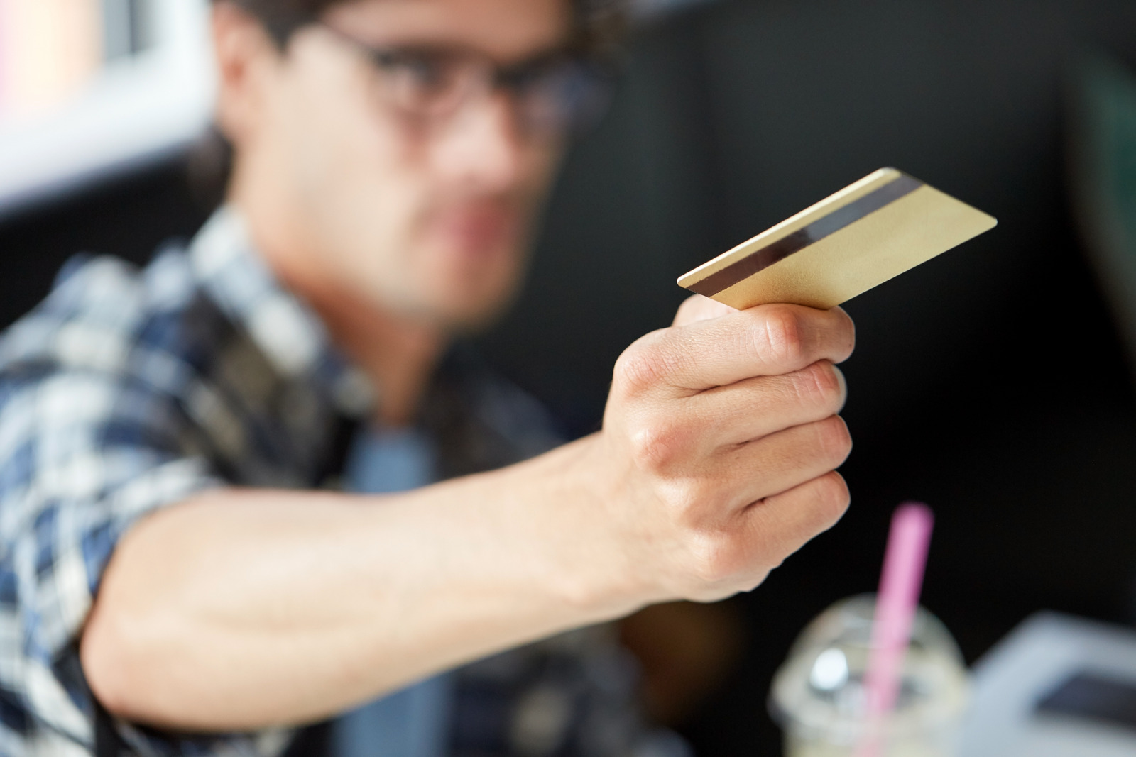 Quando o Cartão de Crédito Atravessa a Linha: Consequências Emocionais